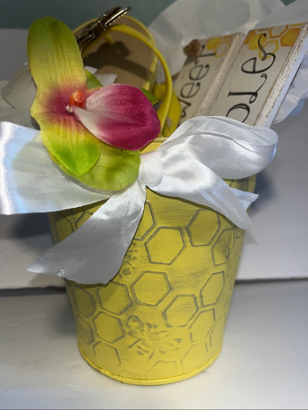 Nwt yellow spring bee bundle gold bow flip flops &wood sign βBee Sweet&Bumbleβ - Picture 8 of 16